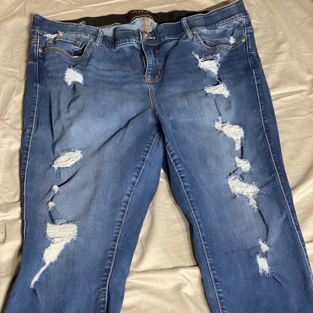 Torrid Bombshell Skinny distressed Capri